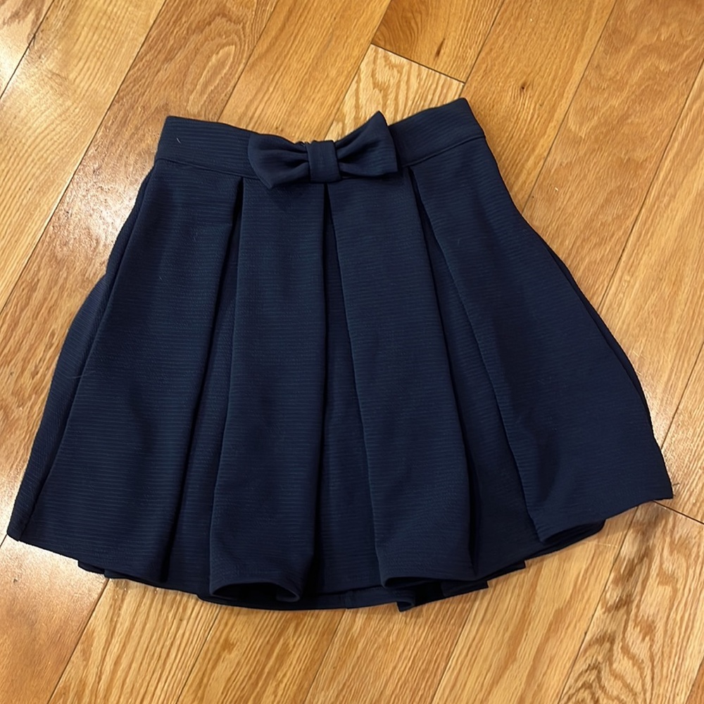 Adorable bow embellished box pleated mini skirt
